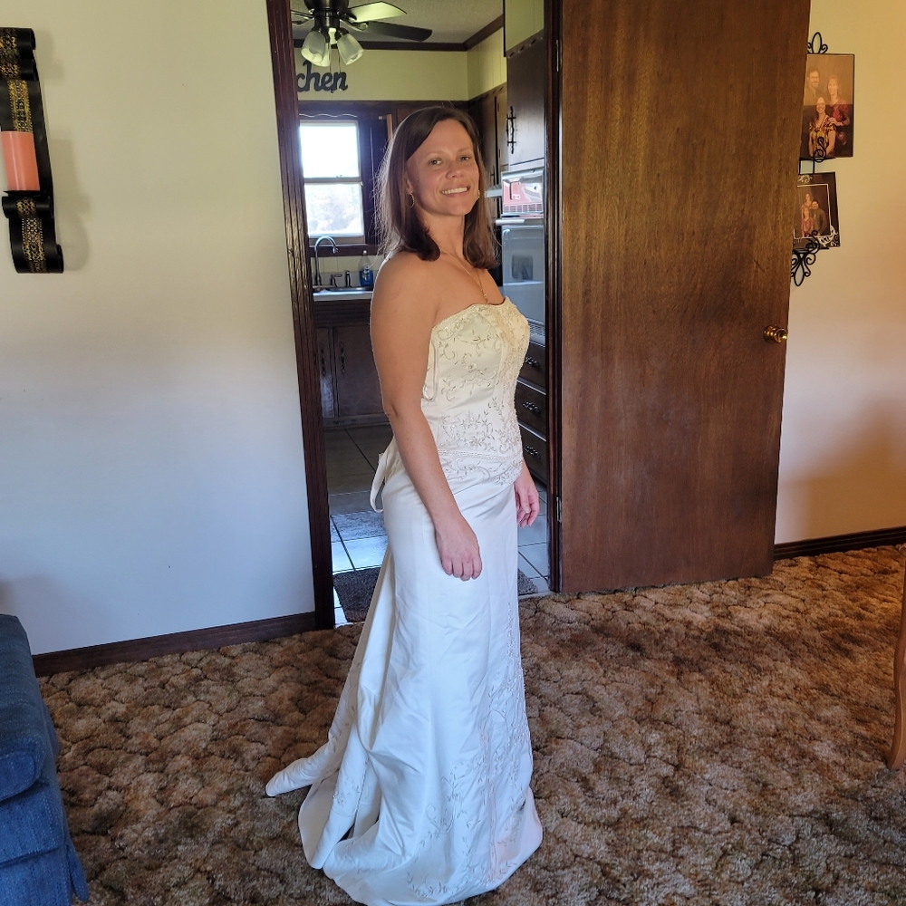 DONATED David's Bridal Trumpet Strapless Satin Ivory Wedding Dress Size 8